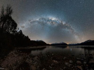 کهکشان بر فراز دریاچه