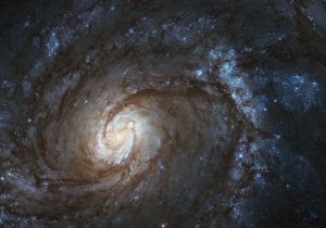 M100: یک کهکشان مارپیچی با طرحی جادویی