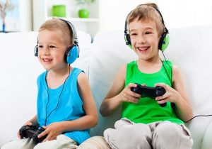 چگونه بازی‌های کامپیوتری کودکان را به پول خرج کردن تشویق می‌کنند؟