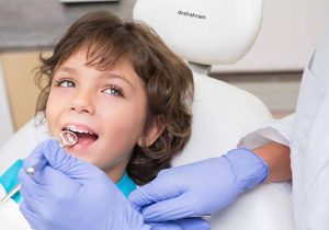آیا ایمپلنت دندان محدودیت سنی دارد؟ – مزایا و معایب ایمپلنت