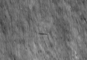 شناسایی چیزی شبیه به بشقاب پرنده در مدار ماه / عکس