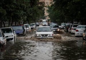 شروع بارش‌های سیل‌آسا و تگرگ در مشهد / آغاز مجدد سیل/ خودروها مجددا در سیلاب گرفتار شدند
