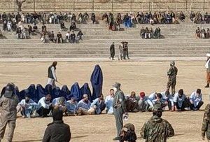 طالبان ۸ زن و ده‌ها مرد را در یک ورزشگاه شلاق زد