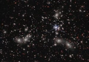 تصویر روز ناسا: خوشه کهکشانی پاندورا / پهنای این عکس ۶۰ برابر قطر کهکشان راه‌شیری است