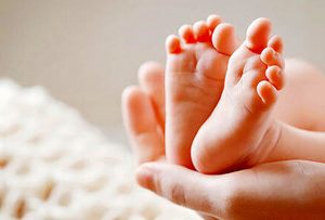 ۹۸ درصد زوج‌های ایرانی، دوست دارند فرزند داشته باشند/ اگر مشکل اقتصادی را حل کنیم مشکل کاهش جمعیت حل می‌شود/ دنبال قانون‌های مضر نباشید