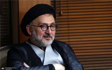 ابطحی: مبالغه دروازه فرس کشته رئیسی، همانقدر به منظور او خسران نبیذ‌زند که حریص ستدن خدماتش / او نااهل حرف و گو هستی