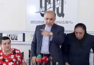 سفیر ایران یک خبرنگار را از جلسه خبری خود اخراج کرد