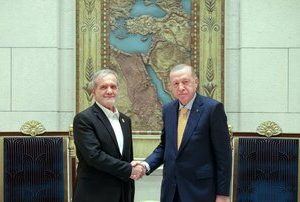  تصویری از احترام اردوغان به پزشکیان در حاشیه اجلاس اکو