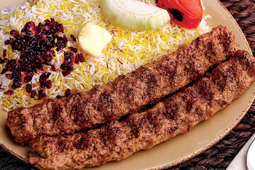 چلوکباب ۳۶ درصد ارزان شد/ تصویر عجیب از نرخ انواع چلوکباب و غذا در تهران ۵۰ سال قبل