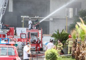 آتش سوزی یک مجتمع تجاری در کرج