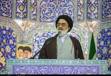 امام جمعه قم: عده ای پیشنهاد ملاقات رئیس جمهور با قاتلان ملت را مطرح کردند اما رهبری قاطعانه در برابر آنها ایستاد