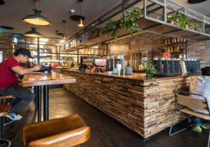 وجود ۶۰۰ کافه در قم؛ تراکم کافه‌ها در قم از لندن و نیویورک بیشتر است؛ حتی روحانیون هم به کافه می‌روند