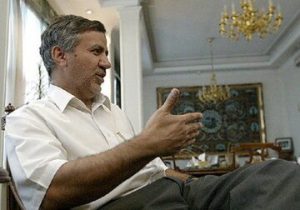 تصویری از عطاالله مهاجرانی و همسرش در یک راهپیمایی در لندن
