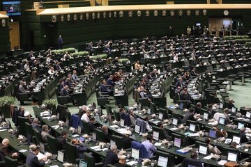 نماینده مجلس: انحلال بانک آینده، تحقق عینی شعار مرگ بر آمریکاست/ گلرو: ظالمانهترین قانون در کشور قانون معدن است