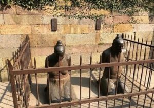 دو مجسمه منفور در چین که هر روز از هزاران نفر کتک میخورند