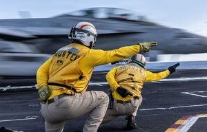 پرواز جنگندهها از قدرتمندترین ناو جنگی جهان