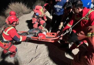 نجات معجزهآسای جوان ۱۸ ساله بعد از سقوط ۱۸۰ متری/ عکس