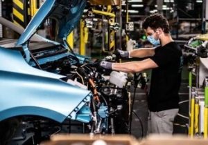 صنعت خودرو زیر تیغ پزشکیان/ صدرایی: اصلاح موتورهای قدیمی بدون سرمایهگذاری خارجی تقریبا غیرممکن است