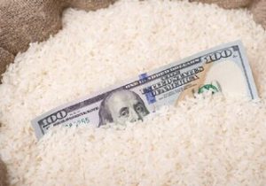 ضربه ارز ترجیحی به برنج و لبنیات/ چرا قیمت کالاهای اساسی کنترل نشد؟