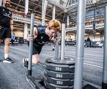 مادربزرگ ۷۱ ساله در مسابقات هایروکس، قدرت بدنی خود را به رخ کشید