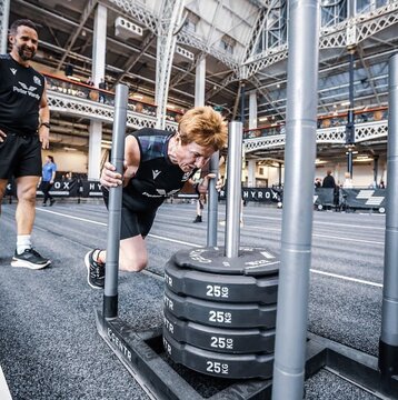 مادربزرگ ۷۱ ساله در مسابقات هایروکس، قدرت بدنی خود را به رخ کشید مادربزرگ ۷۱ ساله در مسابقات هایروکس، قدرت بدنی خود را به رخ کشید