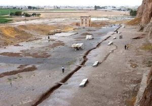 نقش‌رستم در محاصره فرونشست؛ آرامگاه‌های هخامنشی امن، اما کعبه زرتشت در خطر