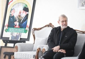 دیدار علی لاریجانی با خانواده شهیدان حاجی‌زاده و محمود باقری/ عکس خاص لاریجانی حین تماشای عکس های سرداران شهید جنگ ۱۲ روزه + تصاویر