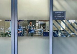 کلاهبرداران جلوی سفارت آلمان، متقاضیان ویزای کار را سرکیسه می کنند