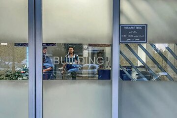 کلاهبرداران جلوی سفارت آلمان، متقاضیان ویزای کار را سرکیسه می کنند