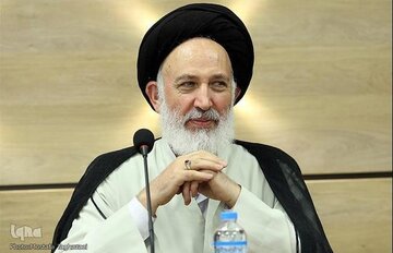 عضو مجمع مدرسین حوزه: قرآن برخلاف عصای موسی که تنها در انحصار او بود، در دسترس همگان قرار دارد/ اعجاز قرآن یک اعجاز عقلی و تمدن‌ساز است