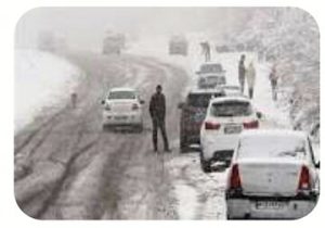 اگر در برف و کولاک در خودرو گیر افتادیم، چطور زنده بمانیم؟