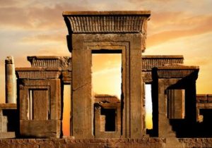 «نادیا و پویا»؛ اسامی ماندگار بر دیواره‌ی تخت‌جمشید یا زخمی تازه بر پیکر حافظه تاریخی ایران؟/ یادگاری‌نویسی روی آثار تاریخی جرم است؟