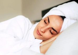 به این ۵ دلیل، شب‌ها با موهای خیس نخوابید