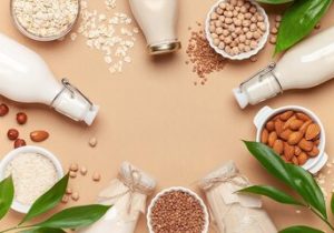 پشت پرده یک باور رایج؛ شیر بادام بهتر است یا شیر گاو؟