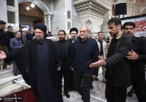 عکسی متفاوت از مسعود پزشکیان در کنار سید یاسر خمینی/ زهرا پزشکیان همنشین دختر امام (ره) شد/ علی یونسی و مهدی هاشمی هم بودند+ تصاویر