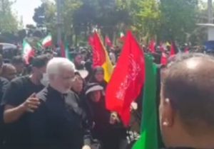 عکسی از سعید جلیلی پس از اقامه نماز بر پیکر رهبر شهید