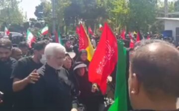 عکسی از سعید جلیلی پس از اقامه نماز بر پیکر رهبر شهید