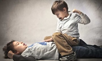 چند توصیه برای پایان دادن به دعواهای همیشگی خواهر و برادرها