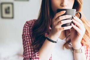 کافئین و اضطراب؛ چرا قهوه بعدازظهر ممکن است خواب شبانه را مختل کند؟